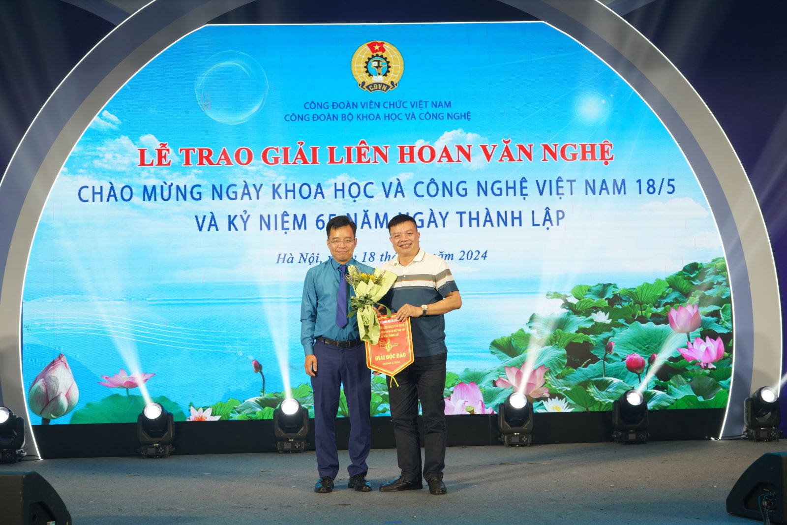 Ban tổ chức trao Giải độc đáo cho đồng chí Nguyễn Phúc Thương, Phó Giám đốc Sở KH&CN tỉnh Bắc Giang với tiết mục Độc tấu Ghita: 